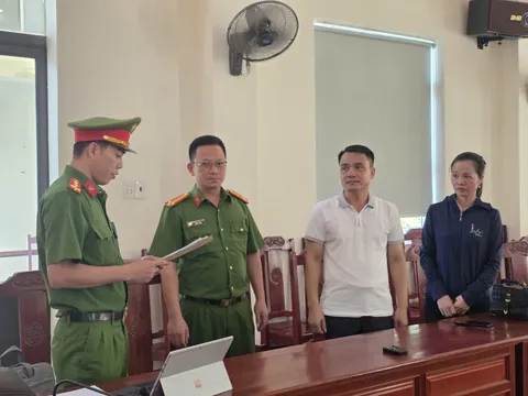 Khởi tố 2 đối tượng về tội giả mạo trong công tác