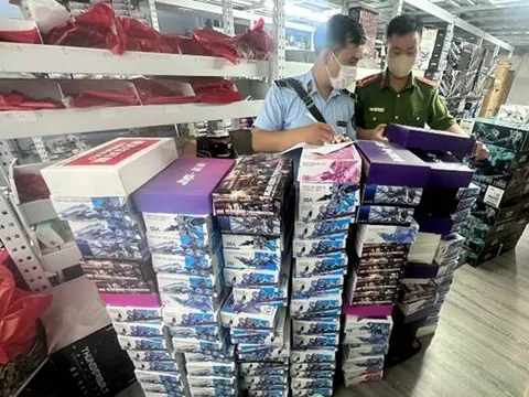 Hà Nội: Phát hiện cơ sở kinh doanh đồ chơi nhập lậu