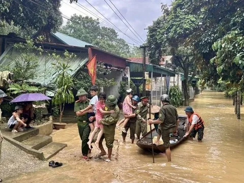 Thủ tướng yêu cầu huy động mọi lực lượng, phương tiện ứng phó với nguy cơ triều cường, ngập lụt, lũ quét, sạt lở đất sau bão số 10