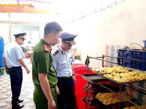 Một cơ sở sản xuất bánh trung thu bị xử phạt vì vi phạm vệ sinh an toàn thực phẩm