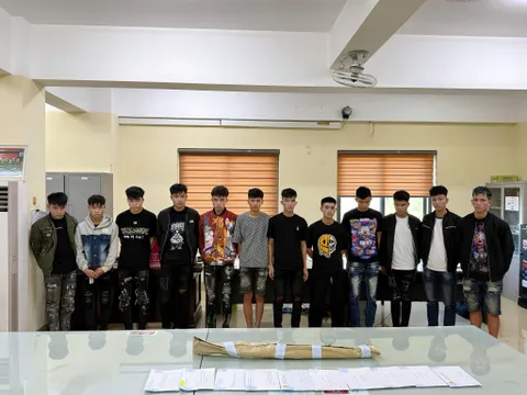 Tạm giữ hình sự 12 đối tượng mang hung khí đuổi đánh nhau khiến một người tử vong