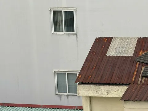 Đã xây hết đất, có được trổ cửa sổ sang nhà hàng xóm?