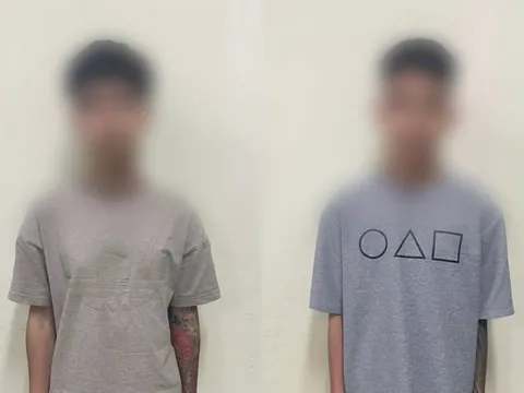 Khởi tố 2 đối tượng đánh, ép nam sinh lớp 10 quỳ, liếm biển số xe ở Hà Nội