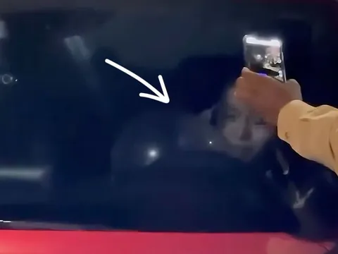 Xử phạt nữ ca sĩ vi phạm giao thông, hút 'bóng cười' trước mặt CSGT