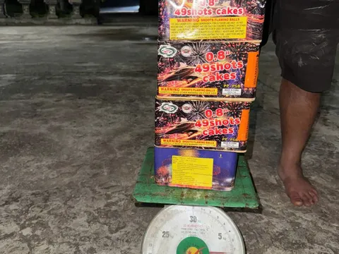 Bắt quả tang đối tượng tàng trữ pháo hoa nổ trái phép