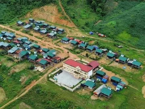 Trước 31/1/2026, hoàn thành xây mới, tái định cư cho những hộ có nhà bị lũ cuốn trôi, sập đổ hoàn toàn