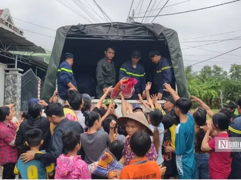 Hộp cơm trong lũ