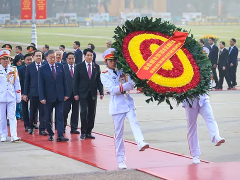 Đại biểu dự Đại hội XIV vào Lăng viếng Chủ tịch Hồ Chí Minh