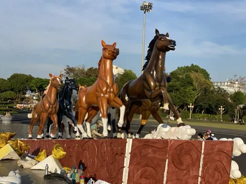 Năm ngựa tản mạn ngựa