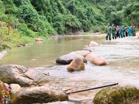 Lặng thầm bước chân giữa mùa xuân