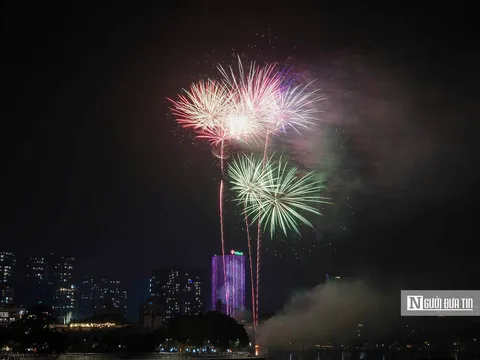 Mãn nhãn màn pháo hoa chào đón năm Bính Ngọ 2026