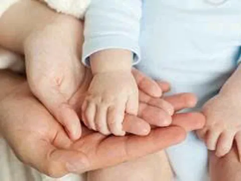 Nhận con nuôi dưới 6 tháng tuổi, lao động nữ được hưởng chế độ thai sản thế nào?