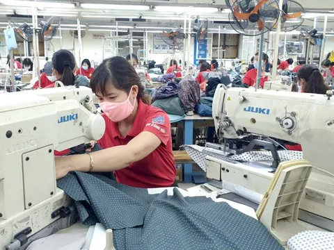 Doanh nghiệp giảm doanh thu, lao động giảm thu nhập