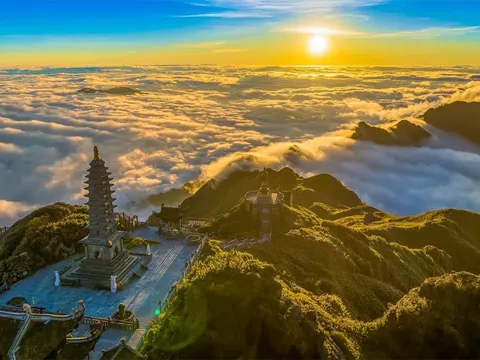 Mùa mây Fansipan khiến du khách ngất ngây không muốn rời