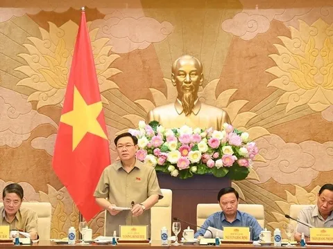 Chủ tịch Quốc hội Vương Đình Huệ nghe báo cáo về dự thảo Luật Đất đai