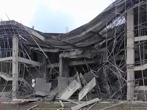 Quảng Bình: Sập giàn giáo Trung tâm Văn hóa huyện khi đang đổ bê tông