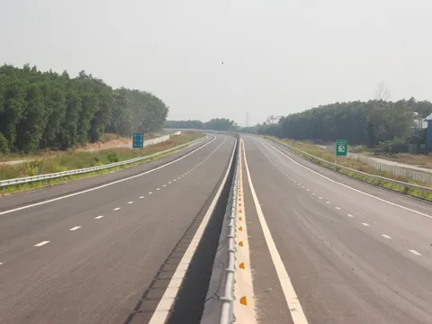 Cận cảnh cao tốc kết nối TPHCM với Đồng Nai sẽ thông xe trước Tết Nguyên đán