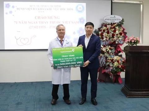 Vietcombank hỗ trợ 1 tỷ đồng thiết bị y tế, trao 200 suất quà tại Hóc Môn và Củ Chi