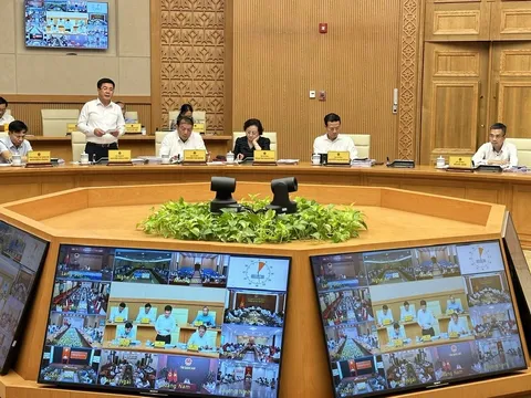 Bộ Công Thương đề xuất các giải pháp hỗ trợ doanh nghiệp, đảm bảo cung ứng điện và xăng dầu cho phát triển kinh tế xã hội