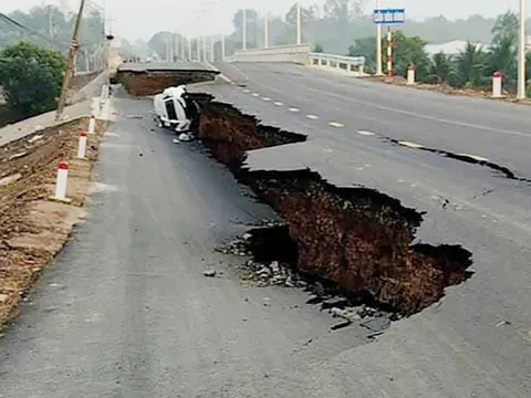 Tây Ninh: Sụp lún 35m đường dẫn lên cầu Hòa Bình, 6 người bị thương