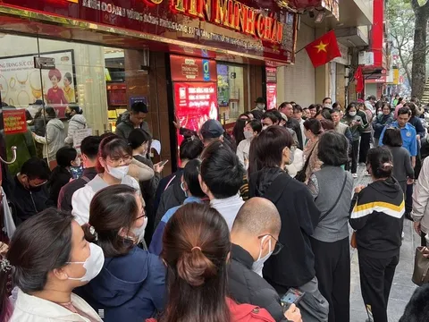 Người dân xếp hàng mua vàng khi giá 'sập' mạnh