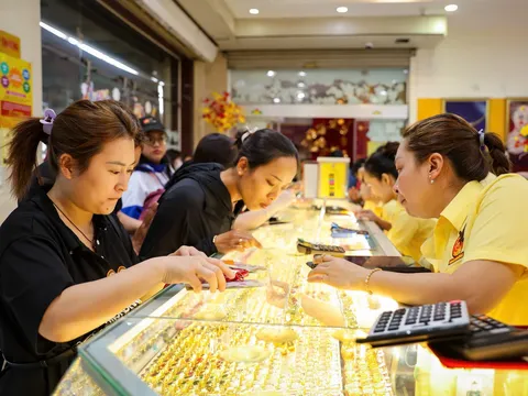 Giá vàng tăng cao, chứng khoán lao dốc