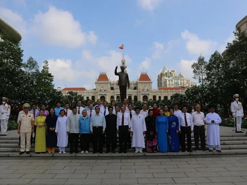 Lãnh đạo TPHCM dâng hương, dâng hoa tưởng niệm Chủ tịch Hồ Chí Minh và Chủ tịch Tôn Đức Thắng